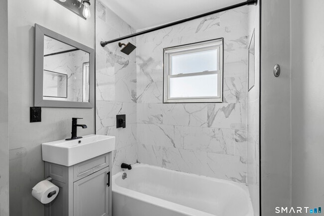 Building Photo - 33 Maple St