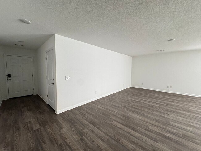 Building Photo - 3 bedroom Newer home