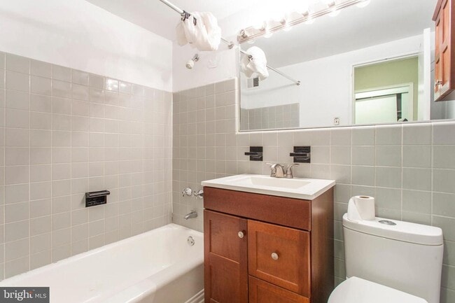 Building Photo - Bright Studio in the Heart of Center City ...