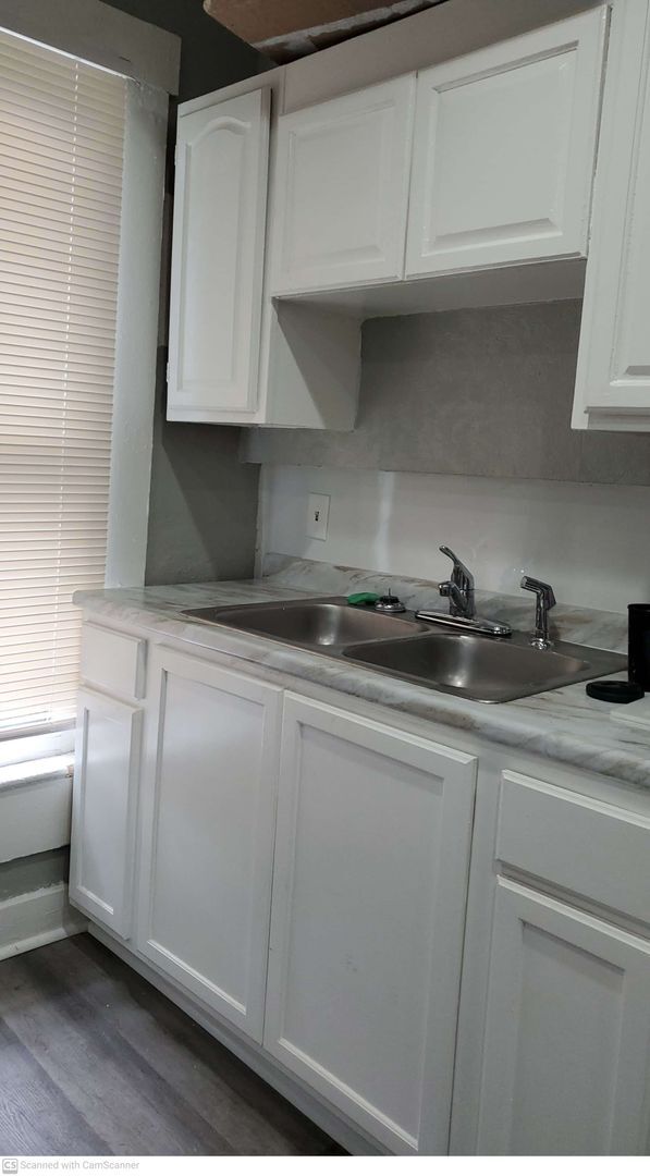 Building Photo - 4 bed 1 bath freshly refurbished and ready...