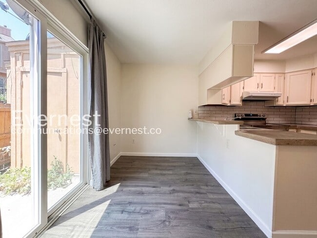 Building Photo - 3 Bed/2.5 Bath Townhome with Fenced Yard / Available Now!