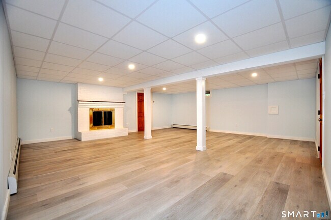 Building Photo - 84 Holcomb St