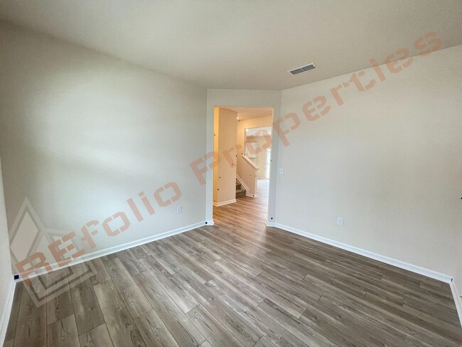 Building Photo - Beautiful 2 Story 4 Bedroom 2.5 Bathroom H...