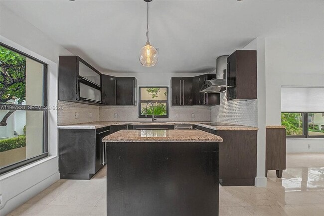 Building Photo - 2000 Brickell Ave