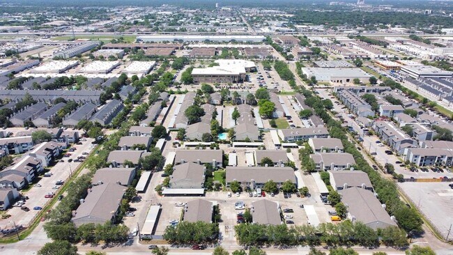 Building Photo - 7400 Bellerive Dr