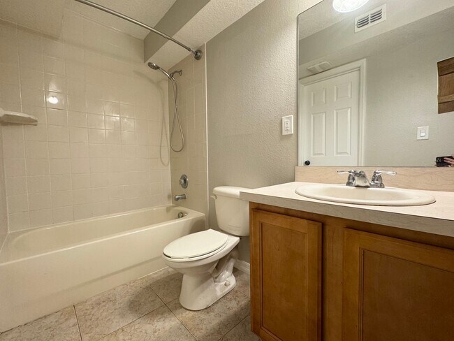 Building Photo - Lovely Winter Springs Condo ~ Vinyl Plank Flooring and Large Screened Patio!