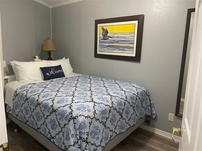 Building Photo - 6102 Seawall Blvd