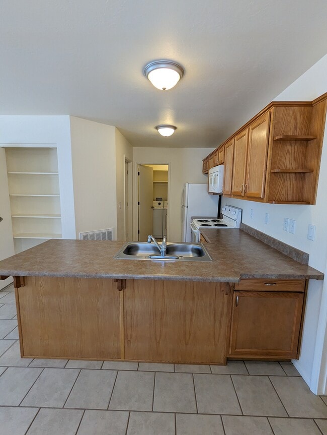 Building Photo - 90 E Cliff House Dr