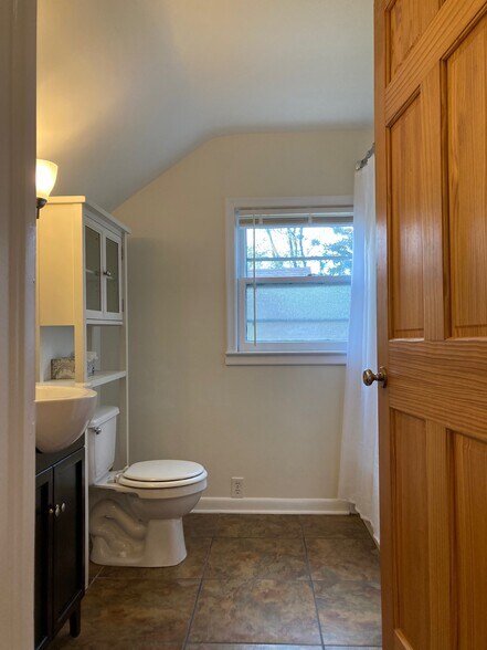 Building Photo - 3097 Lincolnview St