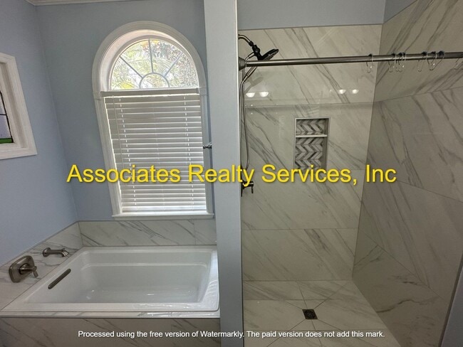 Building Photo - Beautiful Family home in Mentone!