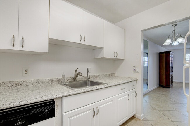 Building Photo - 600 SW 2nd Ave