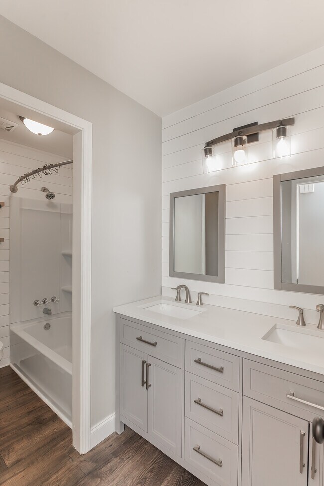 Building Photo - 8238 Li Fair Dr