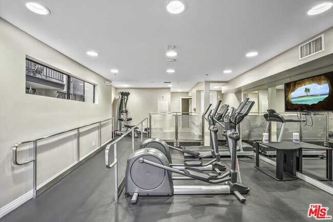 Building Photo - 7320 Hawthorn Ave