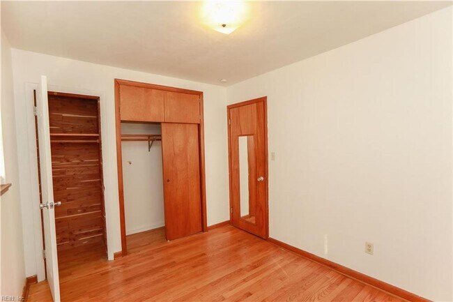 Building Photo - Hampton Duplex 2bed 1 bath