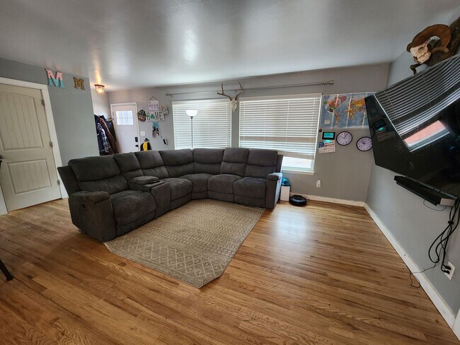 Building Photo - Stunning 3 Bed 2 Bath