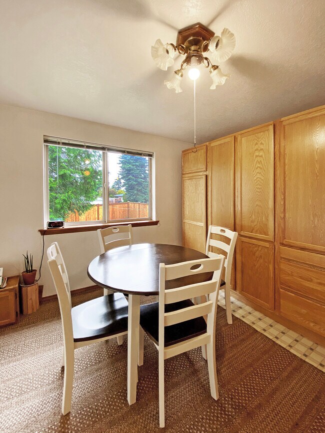 Building Photo - 835 S 76th St