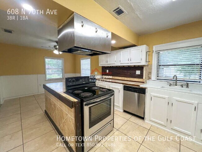 Building Photo - 608 N 70th Ave