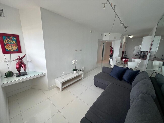 Building Photo - 100 Lincoln Rd