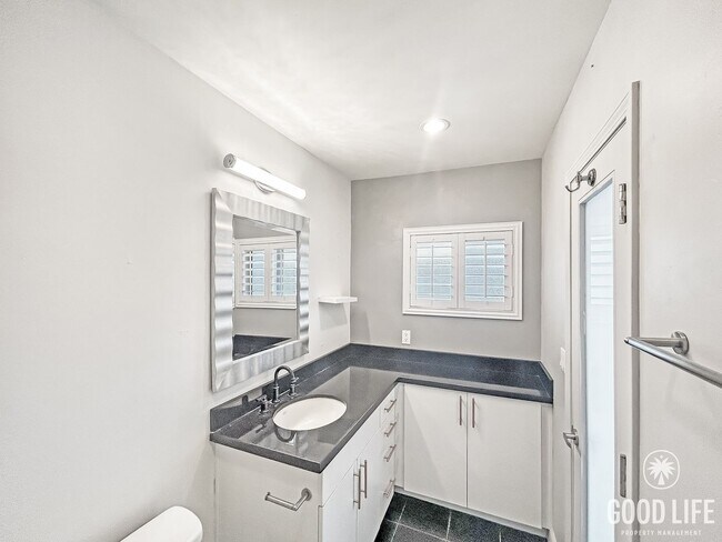 Building Photo - Stunning 1BD/1BA W/ Updated Kitchen and Re...
