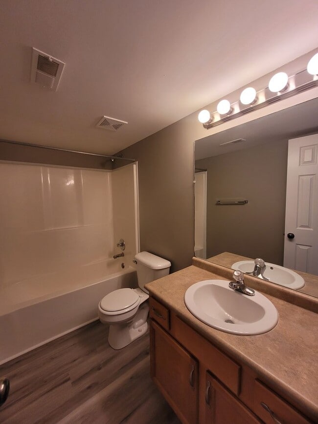 Building Photo - $1900 - 4 Beds 3 Bath + Bonus Room w/ Massive Fenced Yard