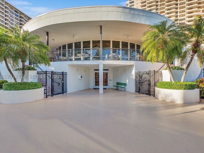 Building Photo - 2500 Parkview Dr