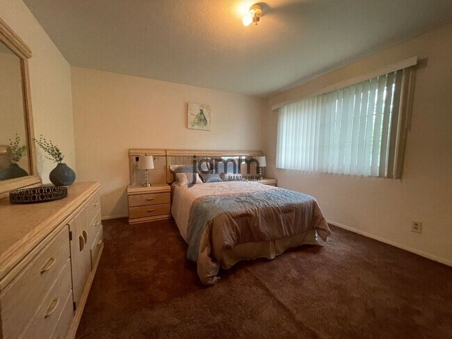 Building Photo - 6052 Glenway Dr
