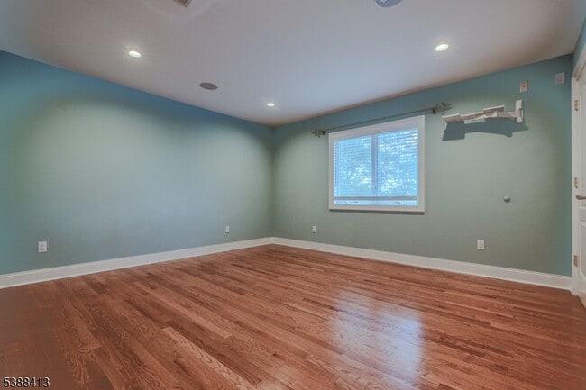 Building Photo - 567 Mountain Ave