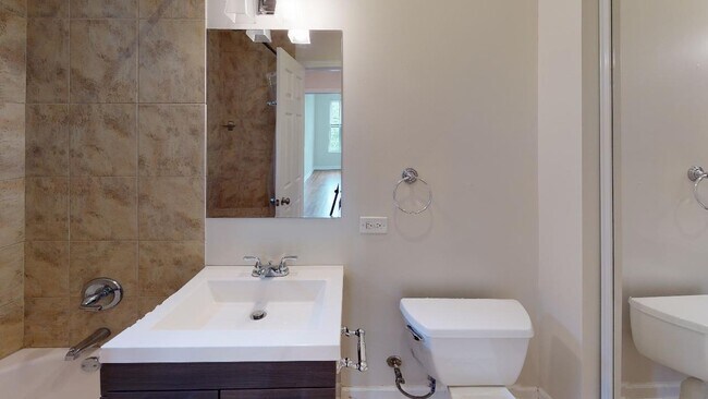 Building Photo - Rogers Park 2 Bed 1 Bath! Available 7/1 / Dog Friendly / Laundry In Building