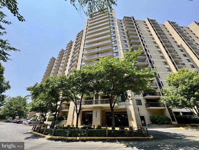 Building Photo - 309 Yoakum Pkwy