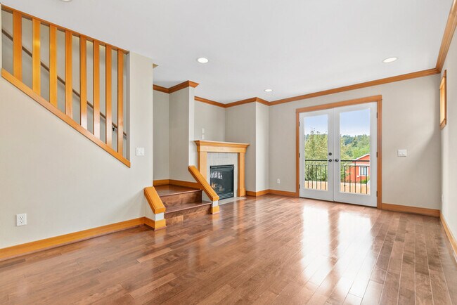 Building Photo - BEAUTIFUL Urban Townhome in Coveted West S...