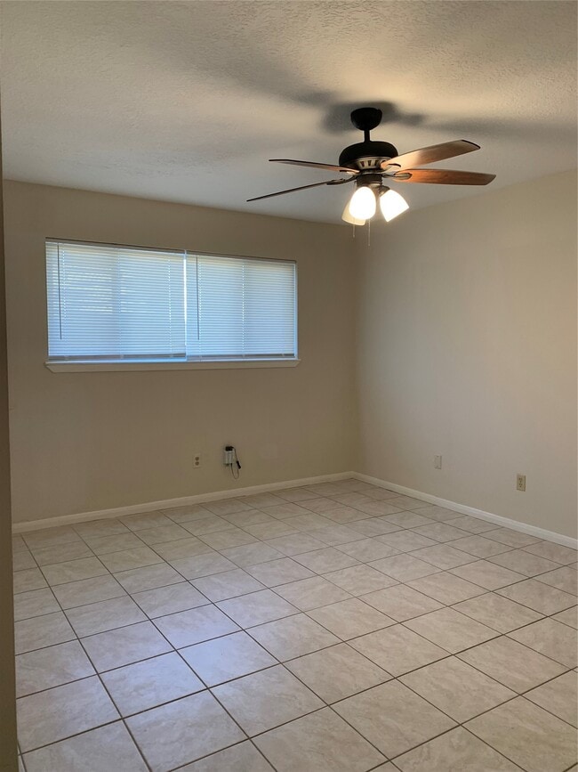 Building Photo - 12418 South Dr