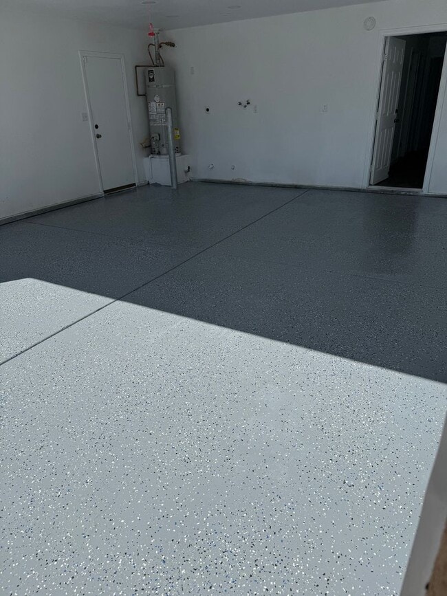 Building Photo - 3 Bedroom 2 Bathroom Home!