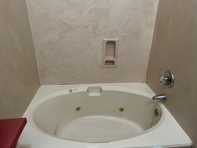 Building Photo - MAN-600C