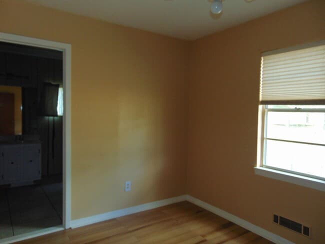Building Photo - 118 E Pine Dr