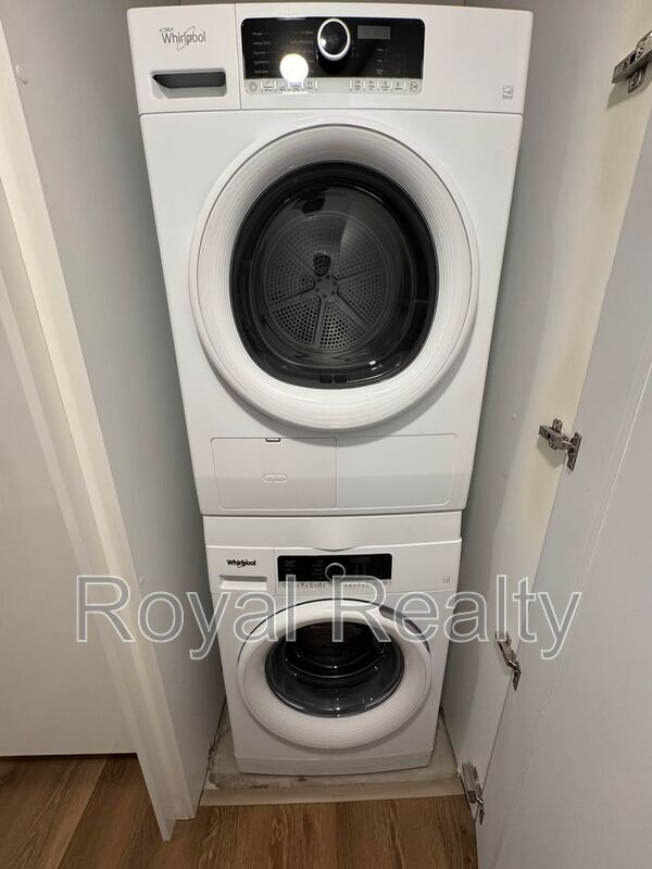 Building Photo - 987 Queen St