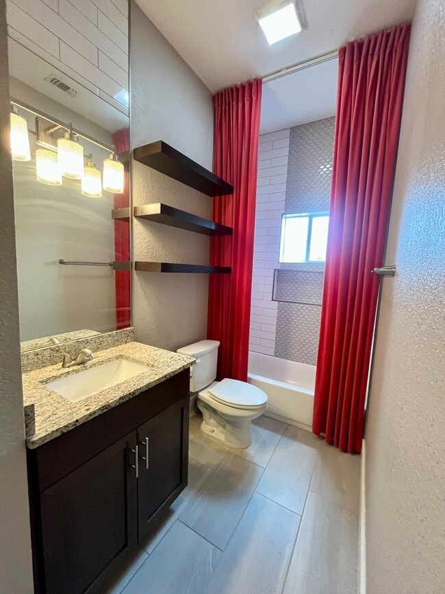 Building Photo - 3/2 Single Story Conveniently Located to D...