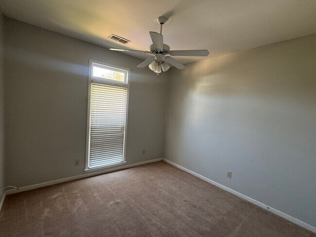 Building Photo - Lovely Cottage with Garden Courtyard