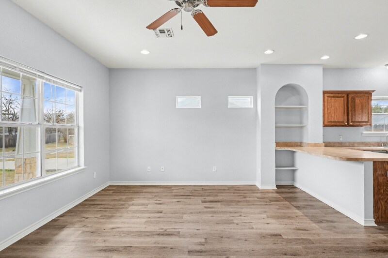 Building Photo - 1124 N Penelope St