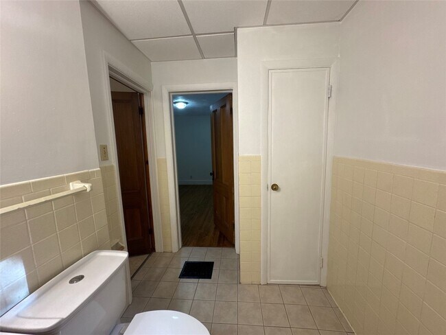Building Photo - 27 Schubert St