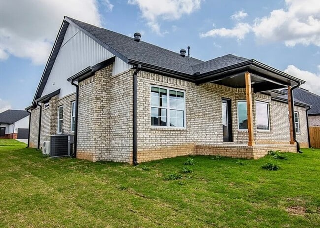 Building Photo - 841 Round Top St