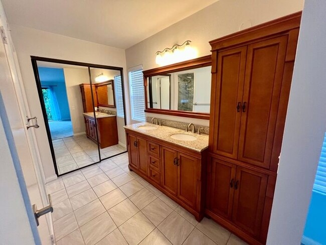 Building Photo - Beautiful 3-Bedroom Condo in Villas at Cal...