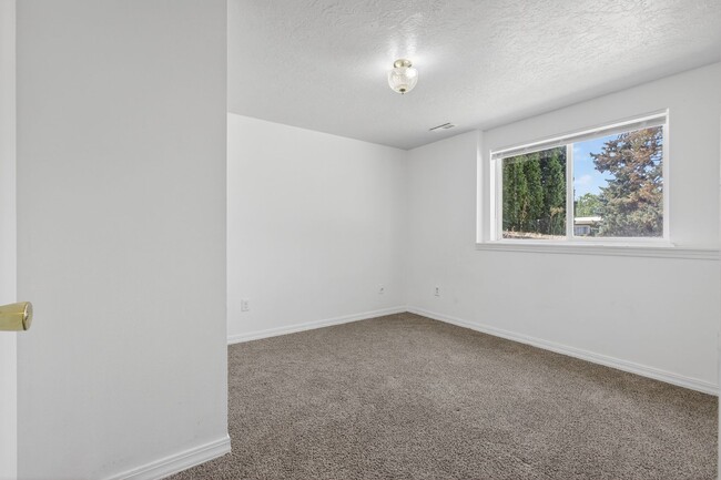 Building Photo - HUGE 6 bed 3 bath Home in Pocatello