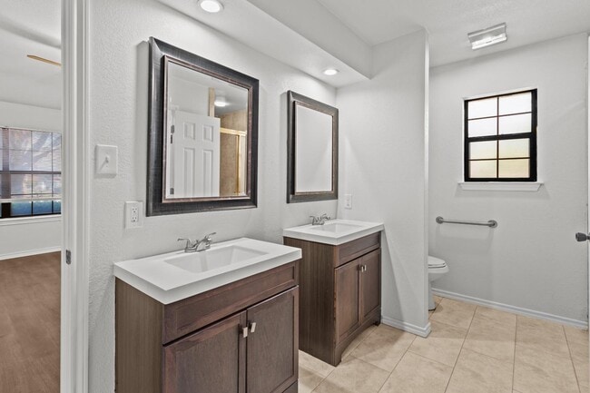 Building Photo - 6505 Towne Park Dr