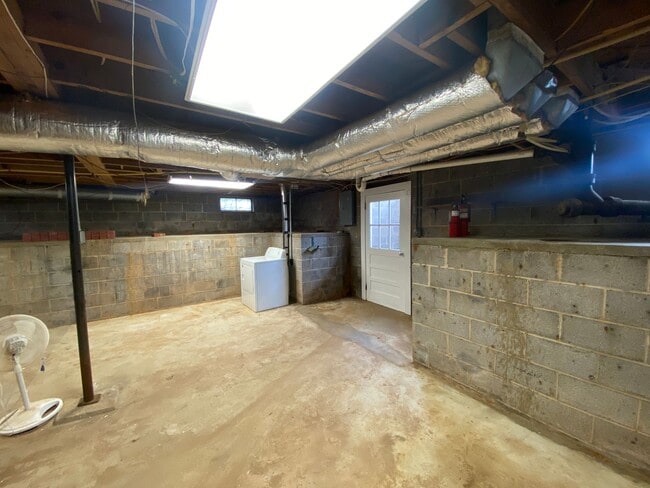 Building Photo - 4025 Robinhood Rd