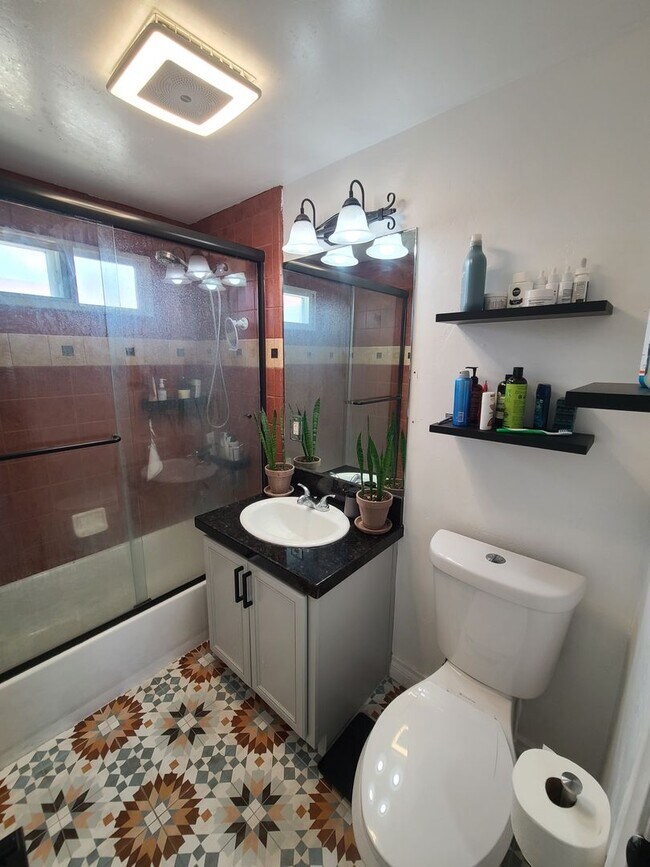 Building Photo - Updated 1Bd/1Ba Condo in Gated Community i...