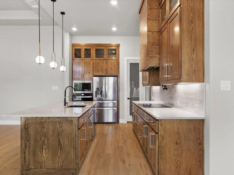 Building Photo - 8101 Oak Hollow Dr