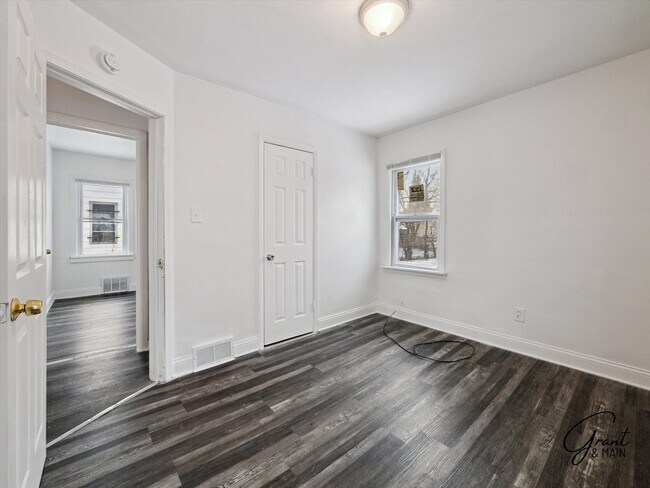 Building Photo - $1250 3 bedroom bungalow