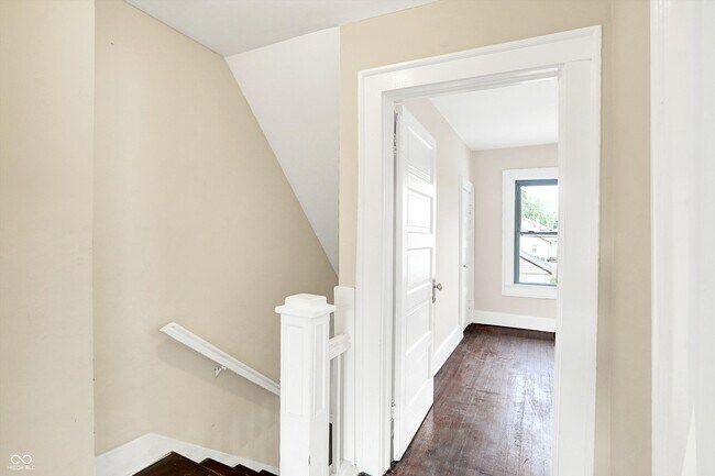 Building Photo - 628 N Riley Ave