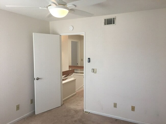 Building Photo - Updated End Unit 3 Bedroom Townhome