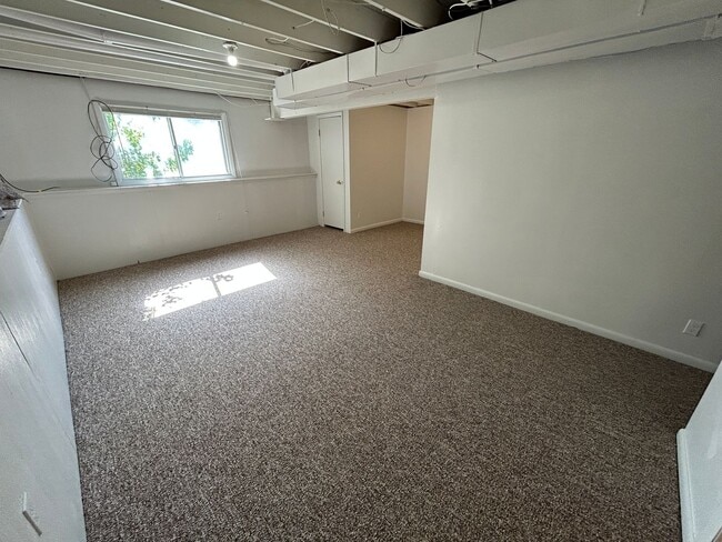 Building Photo - 5 Bed 2 Bath Home with 2 Car Attached Garage in Quiet Nice Neighborhood.